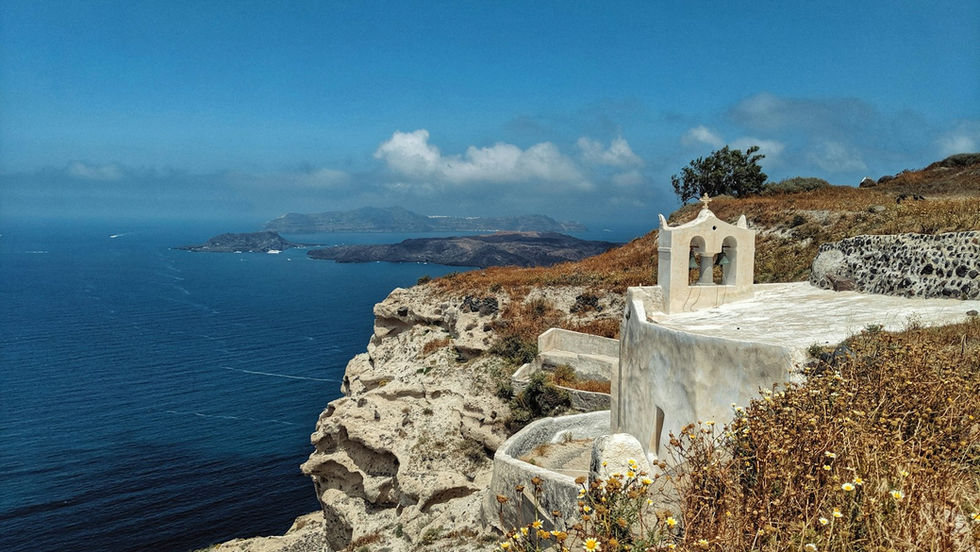 Η καλντέρα της Σαντορίνης πάνω από το Αιγαίο — η πατρίδα του Ασύρτικου
