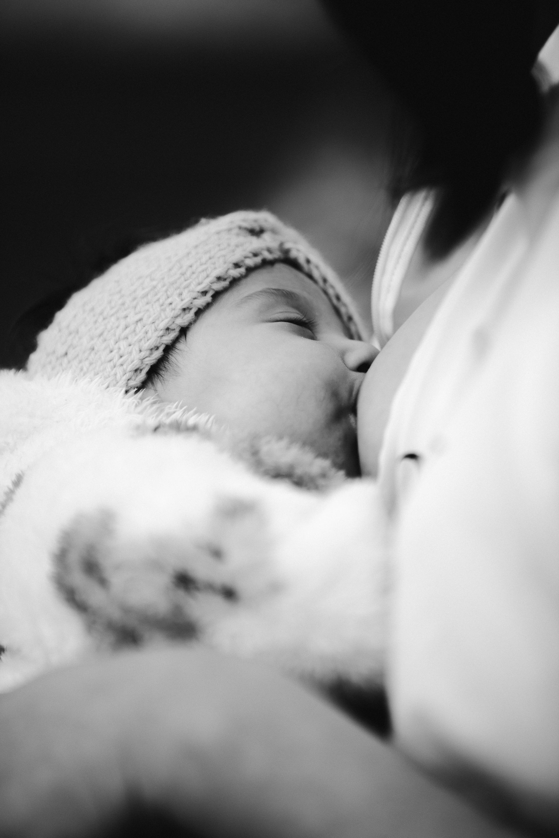 Un bébé entrain de prendre le sein de sa maman pour se nourrir