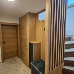 Garderobe mit integriertem Kellerzugang & Raumtrenner