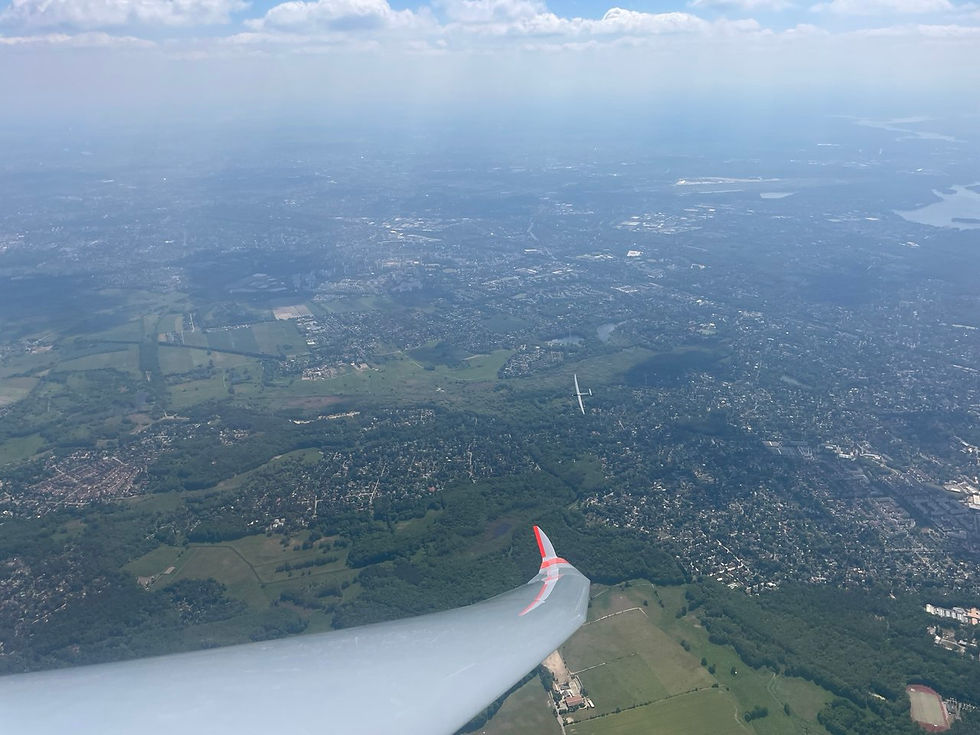 Zu Erkennen links die Berliner Innenstadt, rechts der Tegeler Fließ