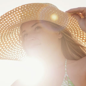 Cabelo após o sol: entendendo as perdas da fibra e como repor com critério