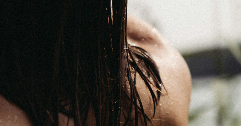 Cronograma capilar em camadas: por que funciona para muitas mulheres — e onde estão seus limites