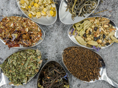 Quais os 14 chás anti-inflamatórios que podem apoiar sua saúde (e como usar no dia a dia)