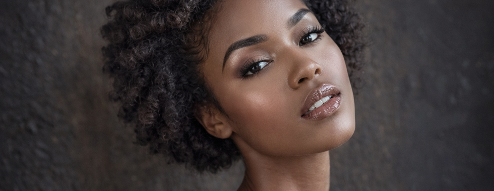 Curto feminino com acabamento simples e refinado.