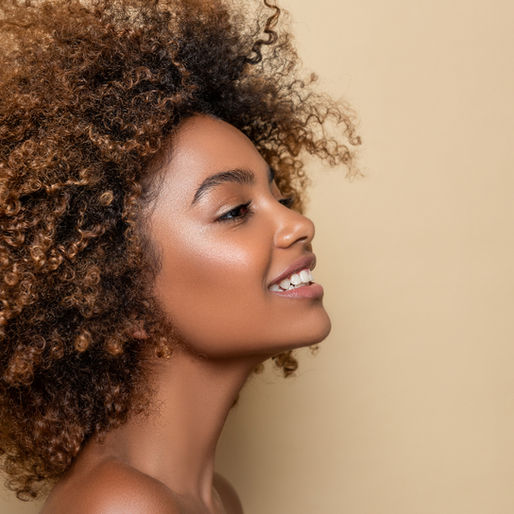 Umectação capilar: quando faz sentido, quais tipos existem e o que ela realmente entrega ao fio