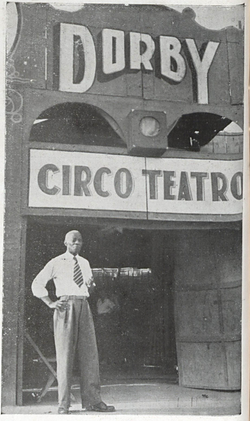Benjamim de Oliveira em frente ao Circo Dorby, c. década de 1940