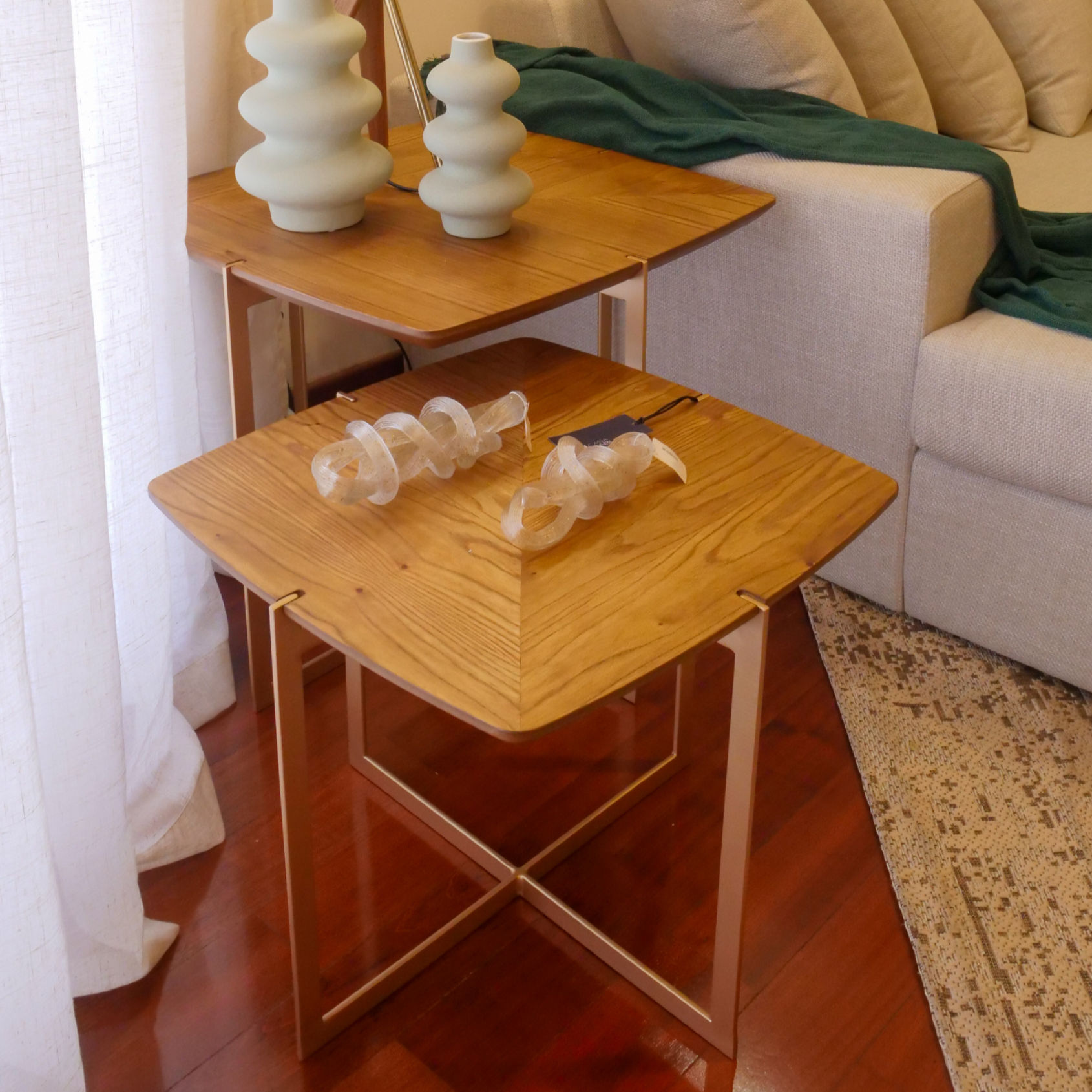 Mesa lateral alta e baixa