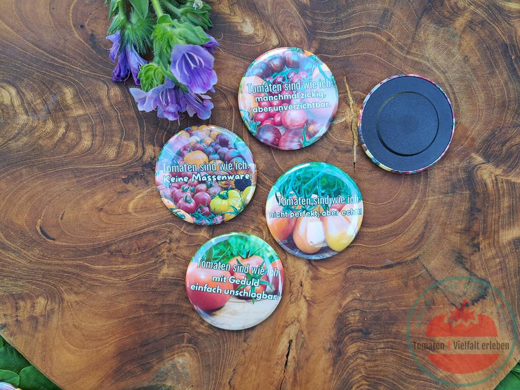 Runde 50 cm große Buttons mit Magnet auf der Rückseite. Die Bilder zeigen verschiedene Tomaten und Sprüche