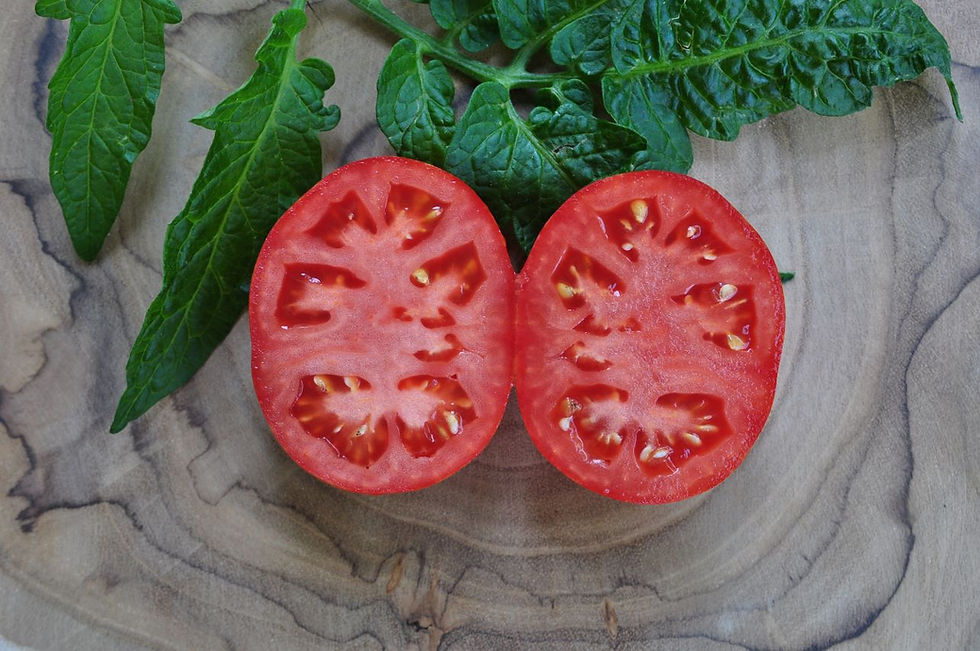 Thumbnail: Aufgeschnittene rot-gelb geflammte Tomaten auf einem Holzbrett - Tomate Pixie Striped