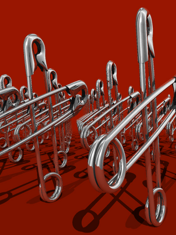 מבט מקרוב של סיכות ביטחון ממתכת על רקע אדום. תלת-מימד נטוויז׳ן.