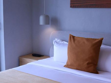Dónde y cómo poner cuadros en el dormitorio (sin pifiarle).