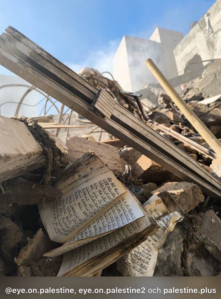 Bland ruinerna ligger synagogans heligaste reliker, inklusive Torah-rullar.