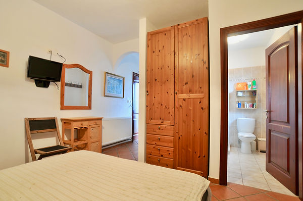 Bedroom with door to en suite shower