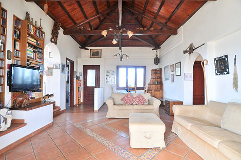 Sitting room with wooded ceiling