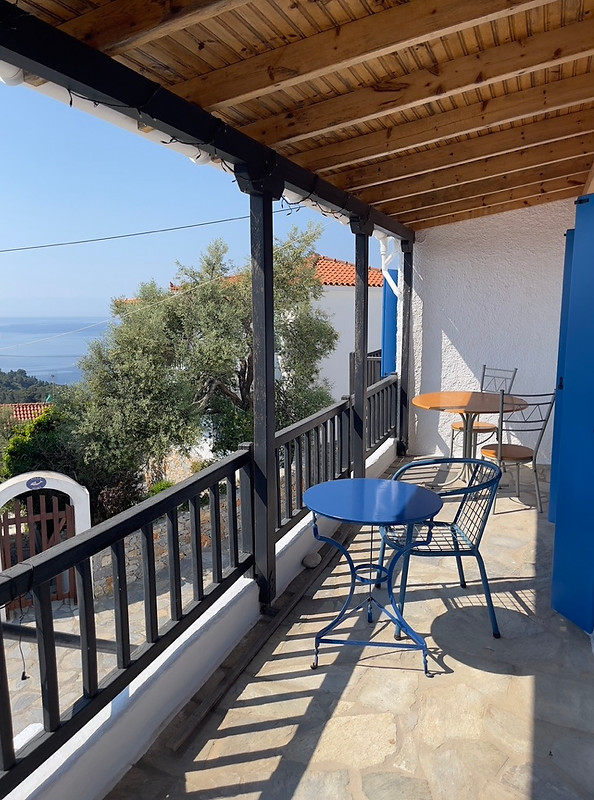 Upper balcony to bedrooms