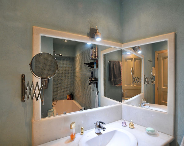 Master bathroom en suite of villa Athena, Alonissos