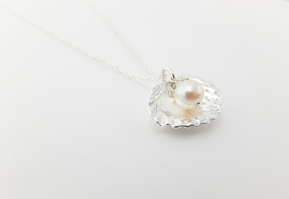 Thumbnail: Pearl With Clam Necklace