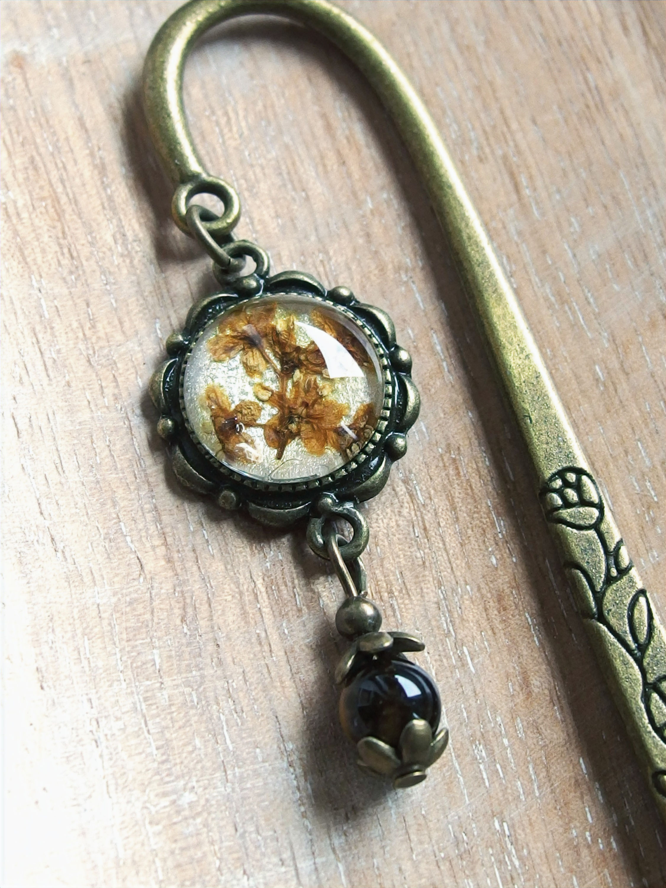 Handgemachtes Lesezeichen mit echtem Holunder hinter Glas, Glasperle 14mm,, Länge 11,5 x 17 mm (Sternchenlieb)