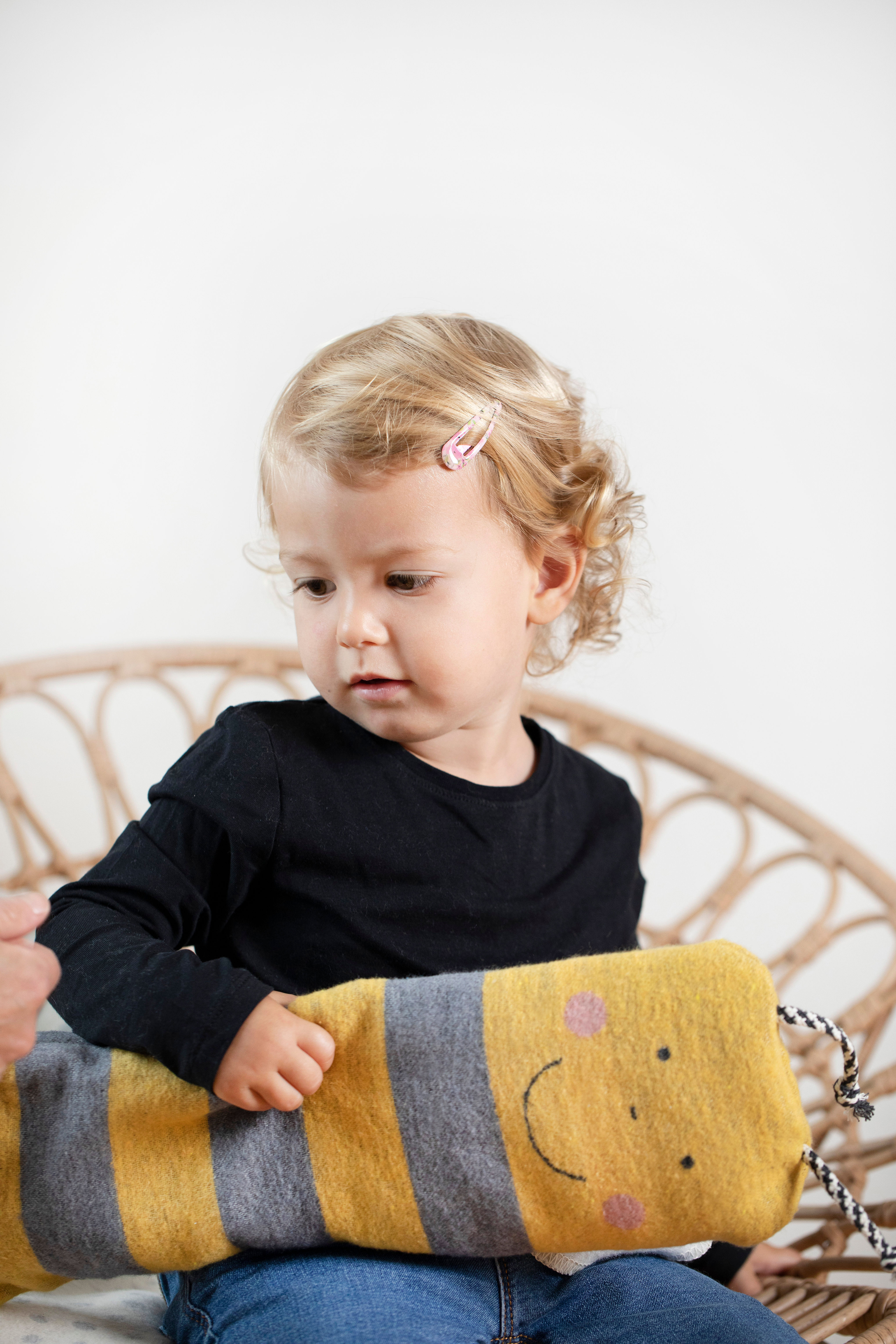 Stimmungsbild von Mädchen mit Bienendecke von Davis Fussenegger