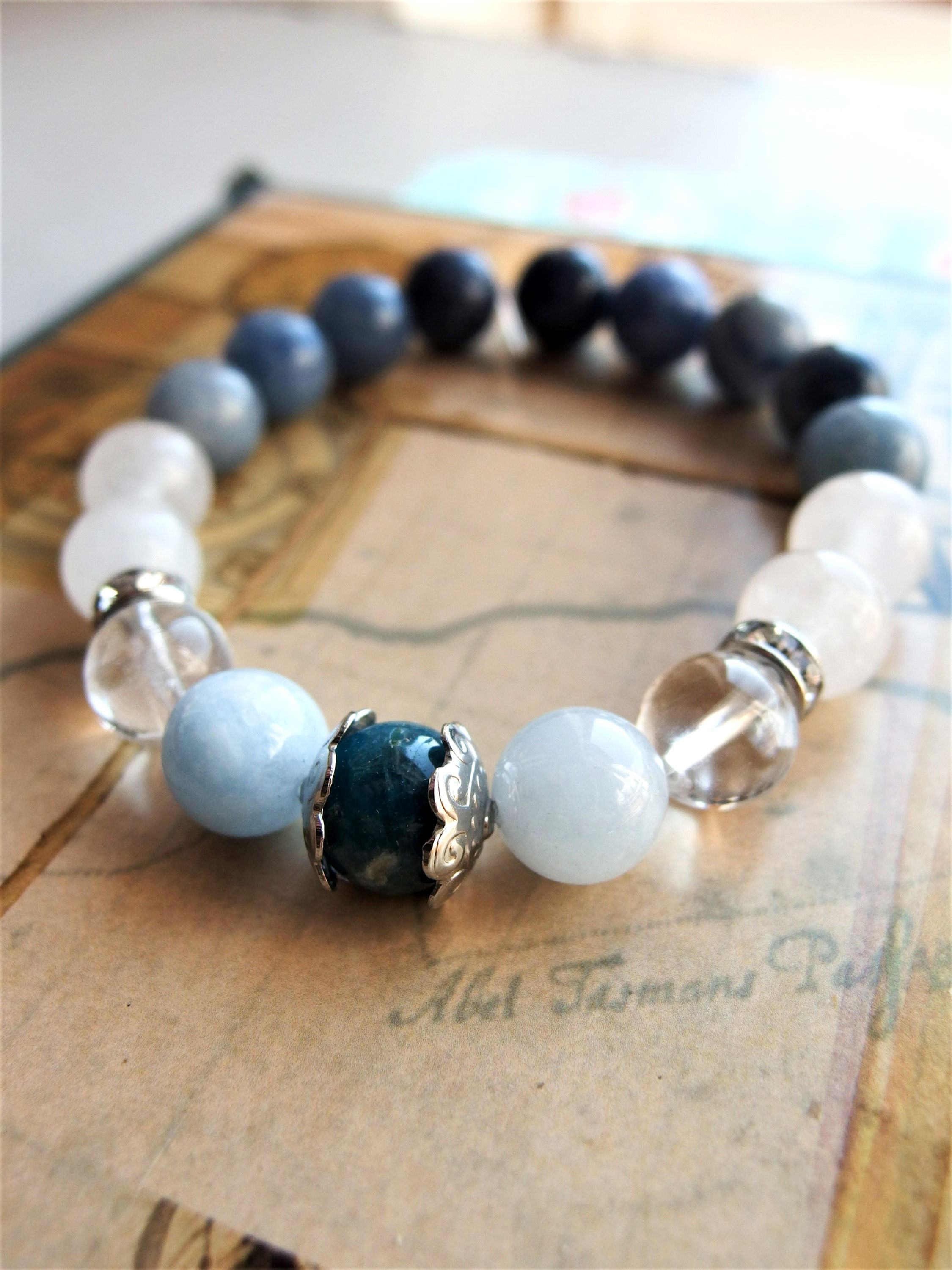 Armband Tiroler Gipfel mit Halbedelsteinperlen in Blau und Weiss, Perlen 10mm (Sternchenlieb)