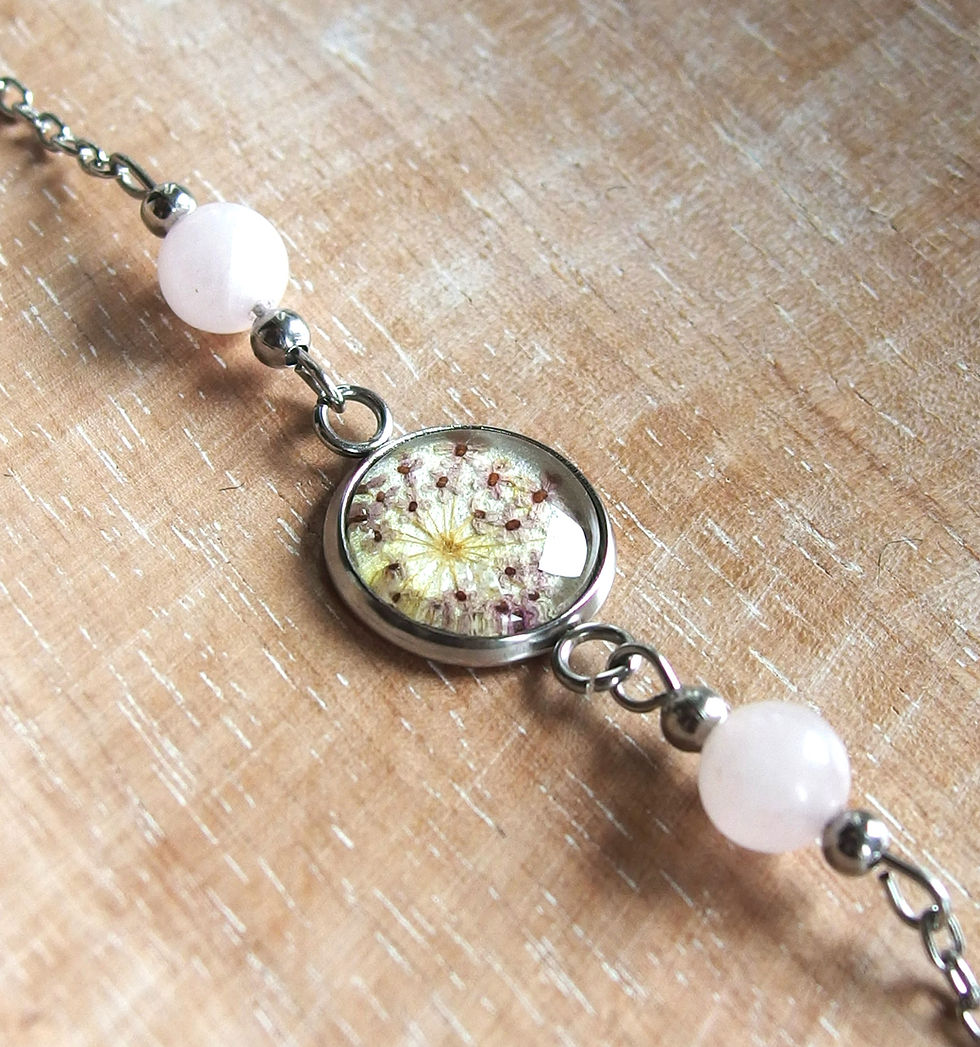 Miniaturbild: Handgemachtes Armband Edelstahl mit echter Doldenblüte hinter Glas und Rosenquarzperlen auf Holzhintergrund, Fassung 12mm (Sternchenlieb)