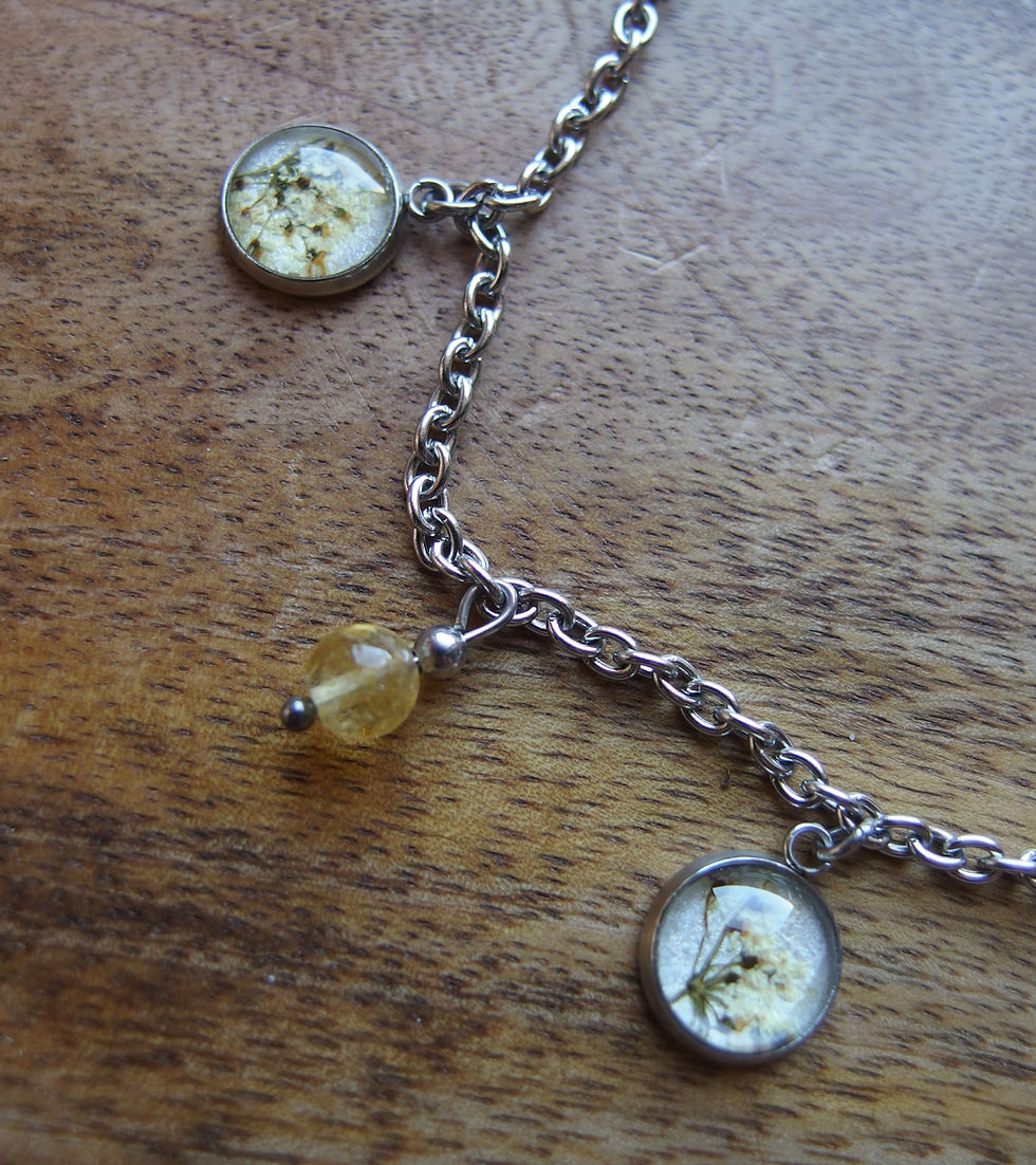 Miniaturbild: Handgemachte Fusskette Edelstahl mit 3 Glasperlen mit echten Doldenblüten und Citrinperlen, Detailfoto, Fassung 11mm (Sternchenlieb) 