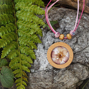 Handgemachte Holzkette mit echtem Steinbrech hinter Glas auf Stein fotografiert, Fassung 28mm (Sternchenlieb)