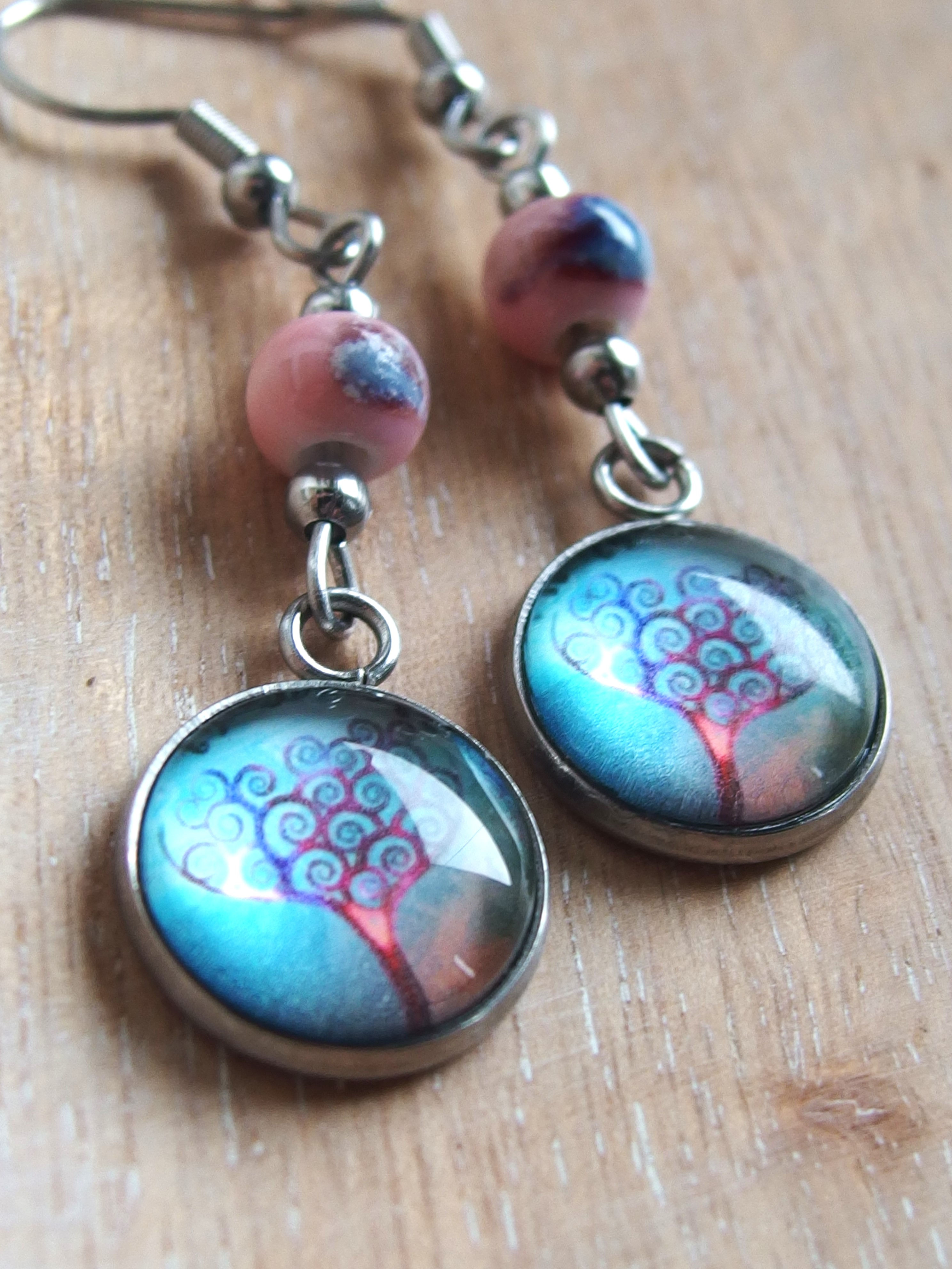 Handgemachte Ohrringe Edelstahl mit Bild von Lebensbaum Rosa/Blau hinter Glas und Keramikperle, Fassung 13mm, Länge 5cm (Sternchenlieb)