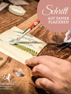 Hand platziert Farn auf Papier, Schritt 3