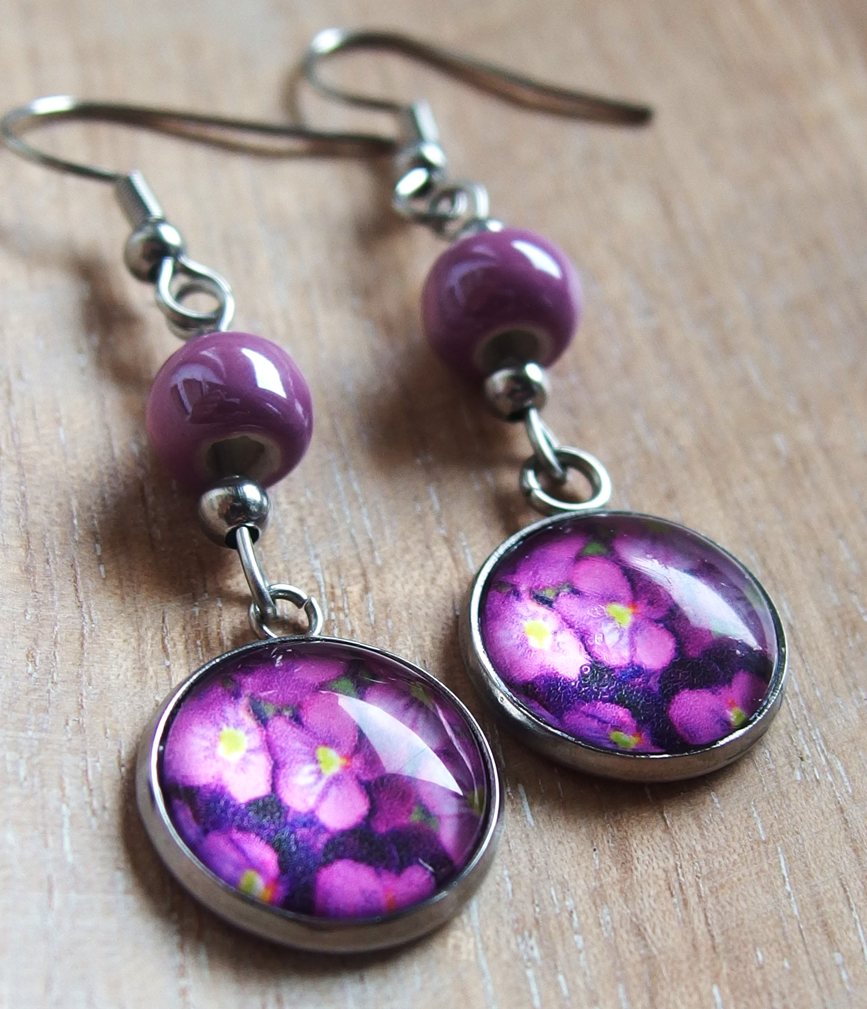 Handgemachte Ohrringe Edelstahl mit Bild von Veilchen Violet hinter Glas und Keramikperle, Fassung 13mm, Länge 5cm (Sternchenlieb)