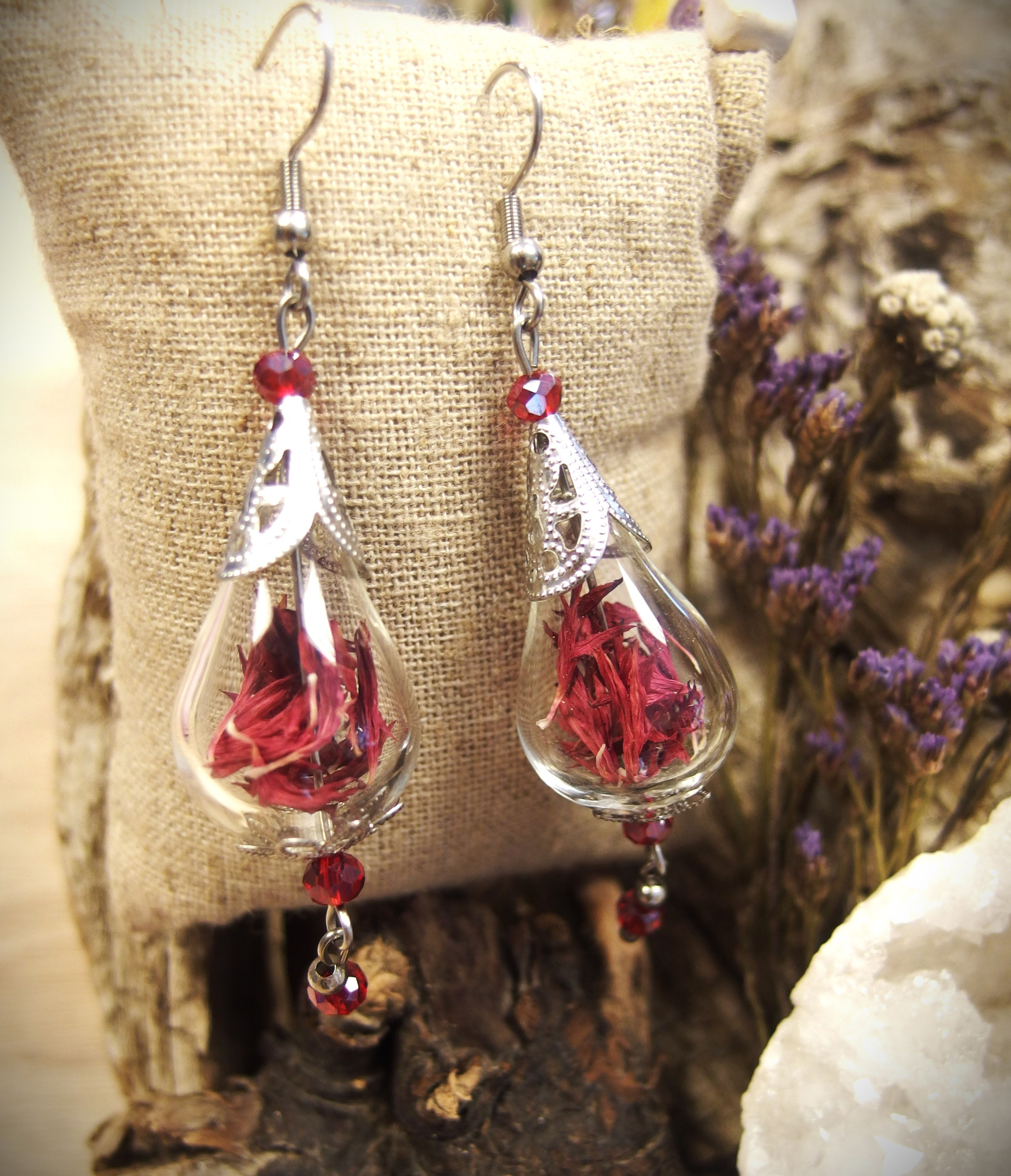 Edelstahl Ohrringe mit roten Kornblumen in Glaskugel, Tropfenform, Länge 70mm (Sternchenlieb)