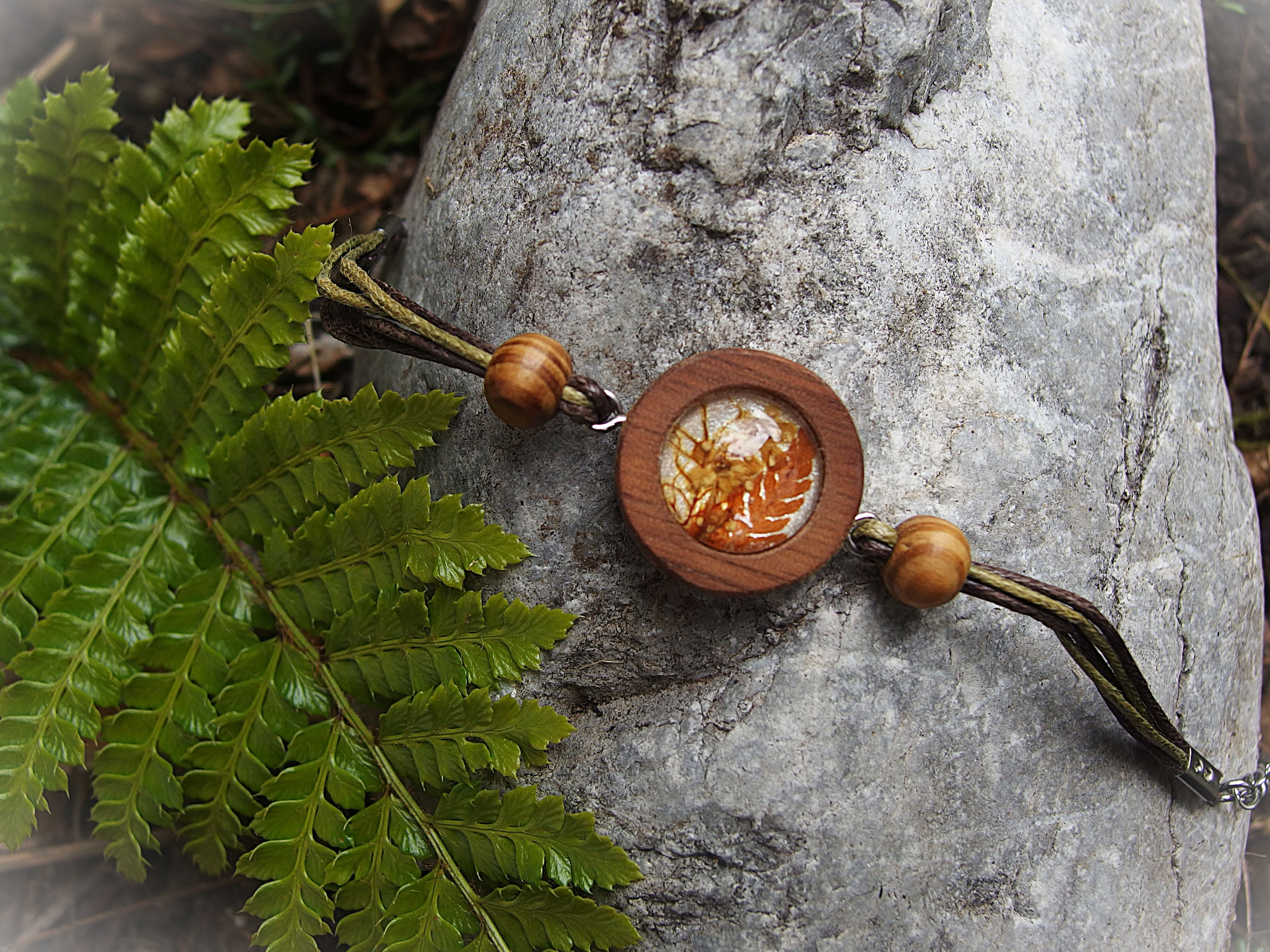 Handgemachtes armband aus Nussholz mit echtem Farn, Moos und Holunder hinter Glas, Fassung 18mm (Sternchenlieb)