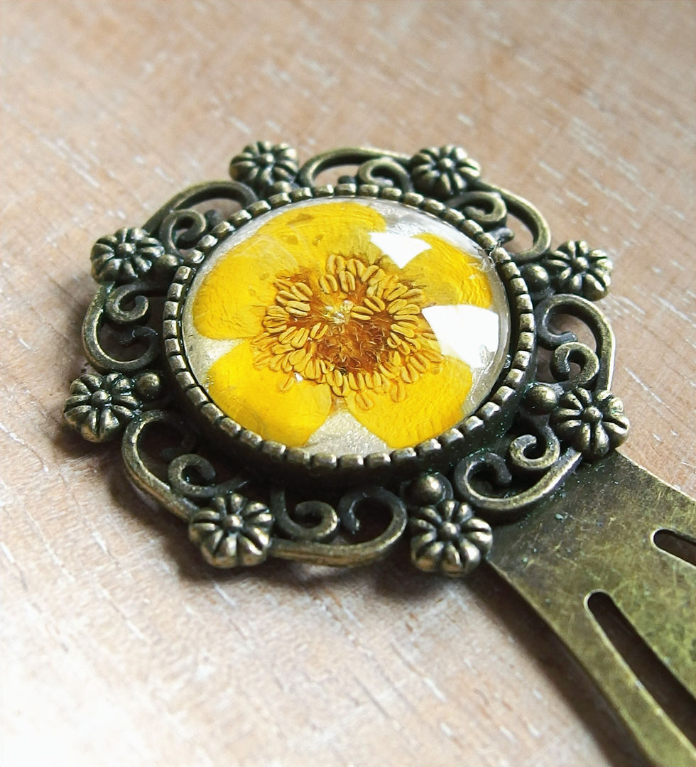 Handgemachtes Lesezeichen mit echtem Hahnenfuss hinter Glas, Glasperle 18mm (Sternchenlieb)