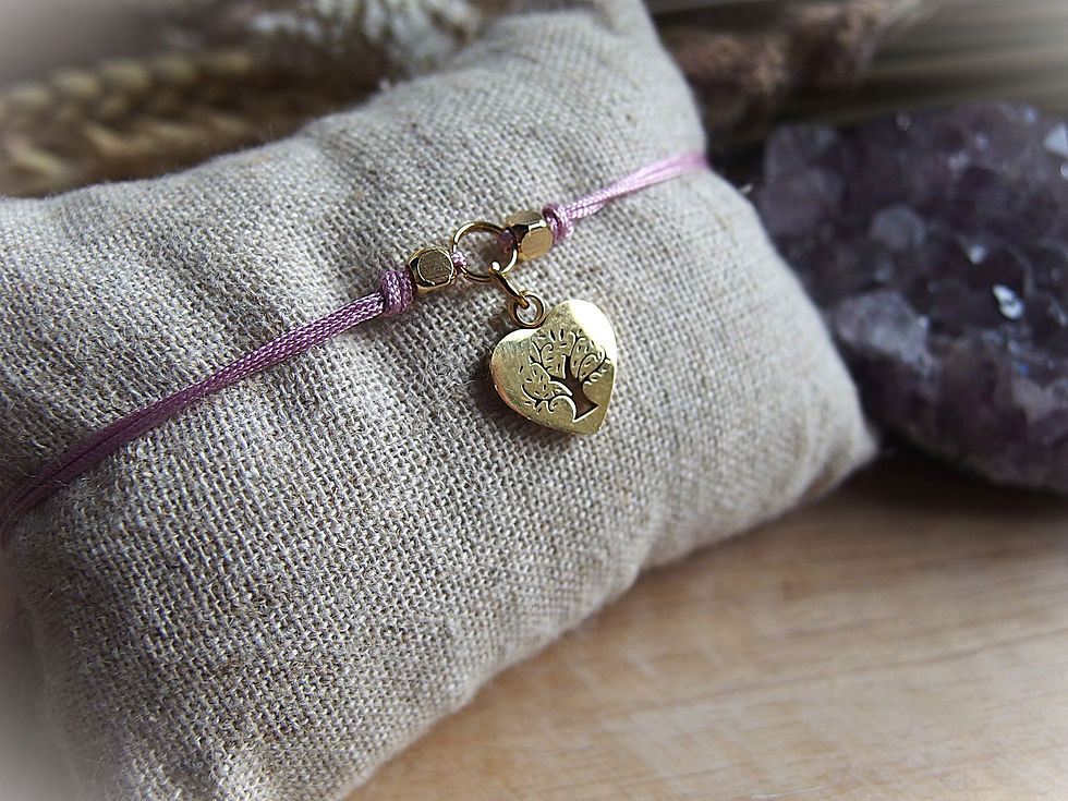 Miniaturbild: Handgeknüpftes Armband mit  Lebensbaumanhänger in Herzform, goldfärbig, Farbe hellrosa (Sternchenlieb) 