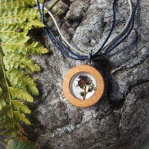 Handgemachte Holzkette mit echtem Vergissmeinnicht hinter Glas auf Stein fotografiert, Fassung 21mm (Sternchenlieb)