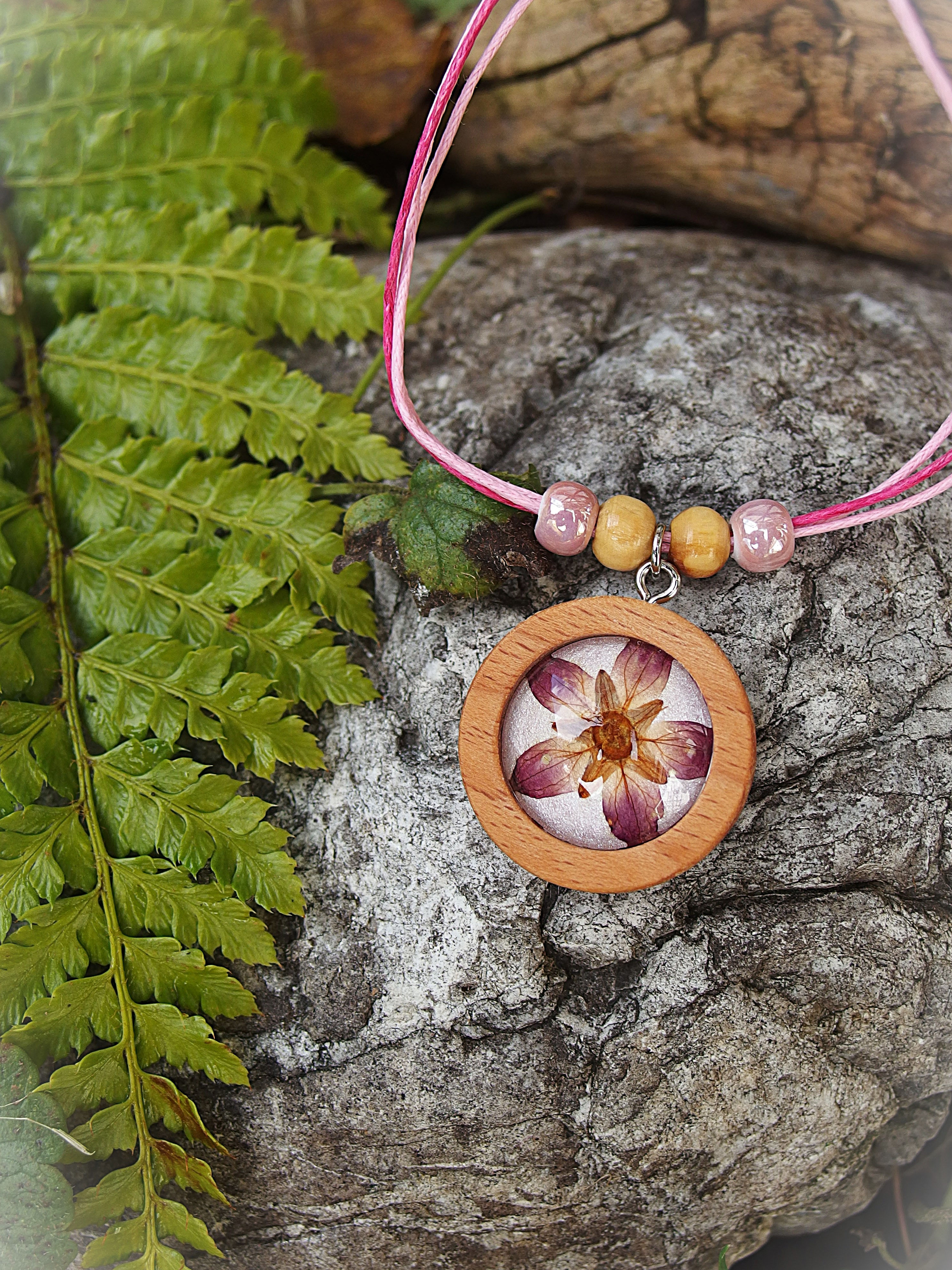 Handgemachte Halskette aus Buchenholz mit echter Steinbrechblüte hinter Glas, auf Stein fotografiert, Fassung 24mm (Sternchenlieb)