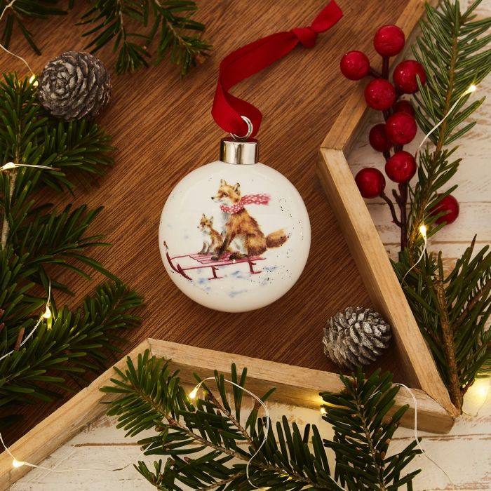 Miniaturbild: Wrendale Designs Christbaumkugel: Füchse auf Schlitten