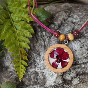 Handgemachte Holzkette mit echter Verbeneblüte hinter Glas auf Stein fotografiert, Fassung Edelstahl 24mm (Sternchenlieb)
