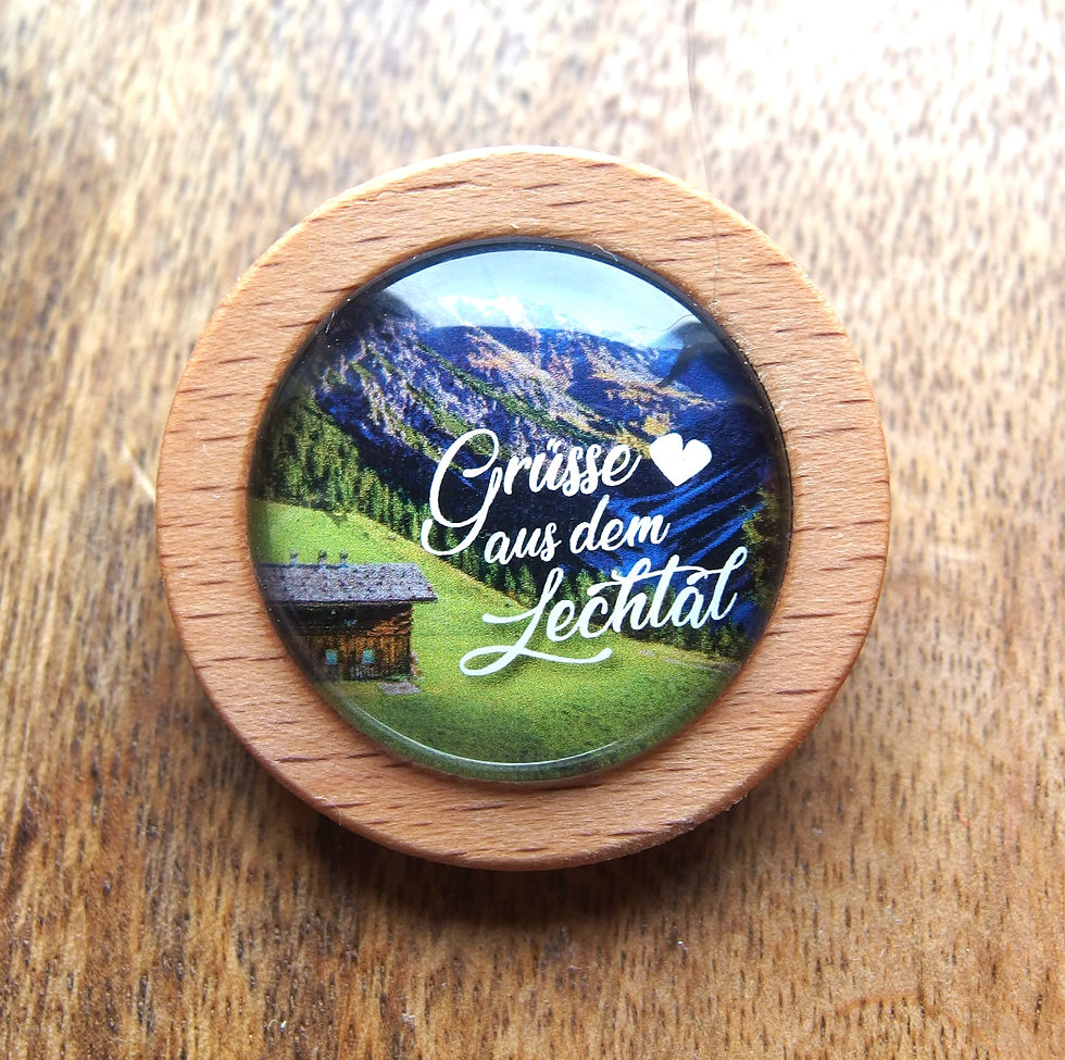 Handgemachte Anstecknadel/Hutnadel aus Buchenholz mit Motiv "Grüsse aus dem Lechtal" Almwiese hinter Glas, Fassung 35mm (Lechtal Souvenir)