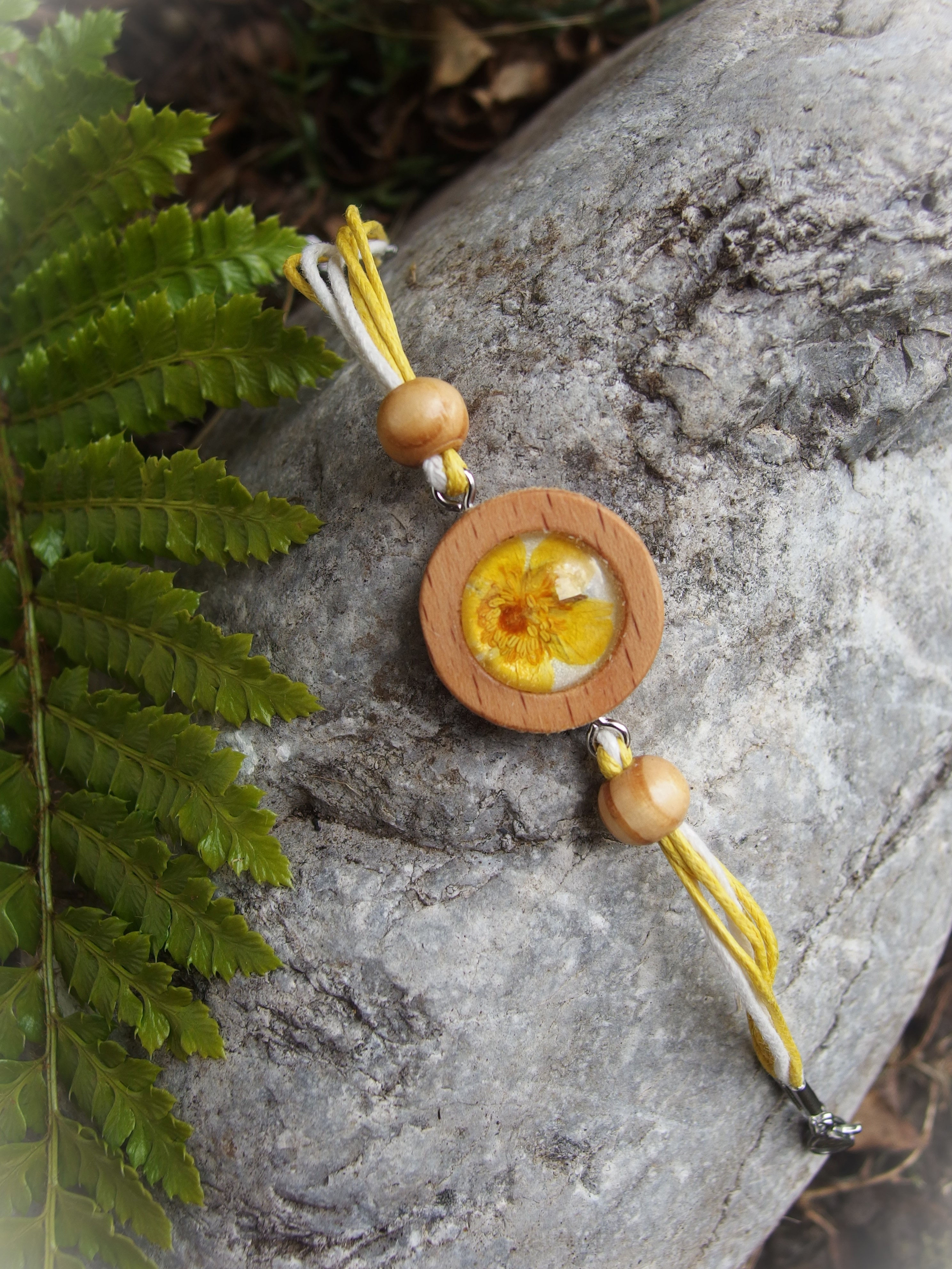 Handgemachtes Holzarmband mit echter Hahnenfussblüte hinter Glas, Fassung 18mm (Sternchenlieb)