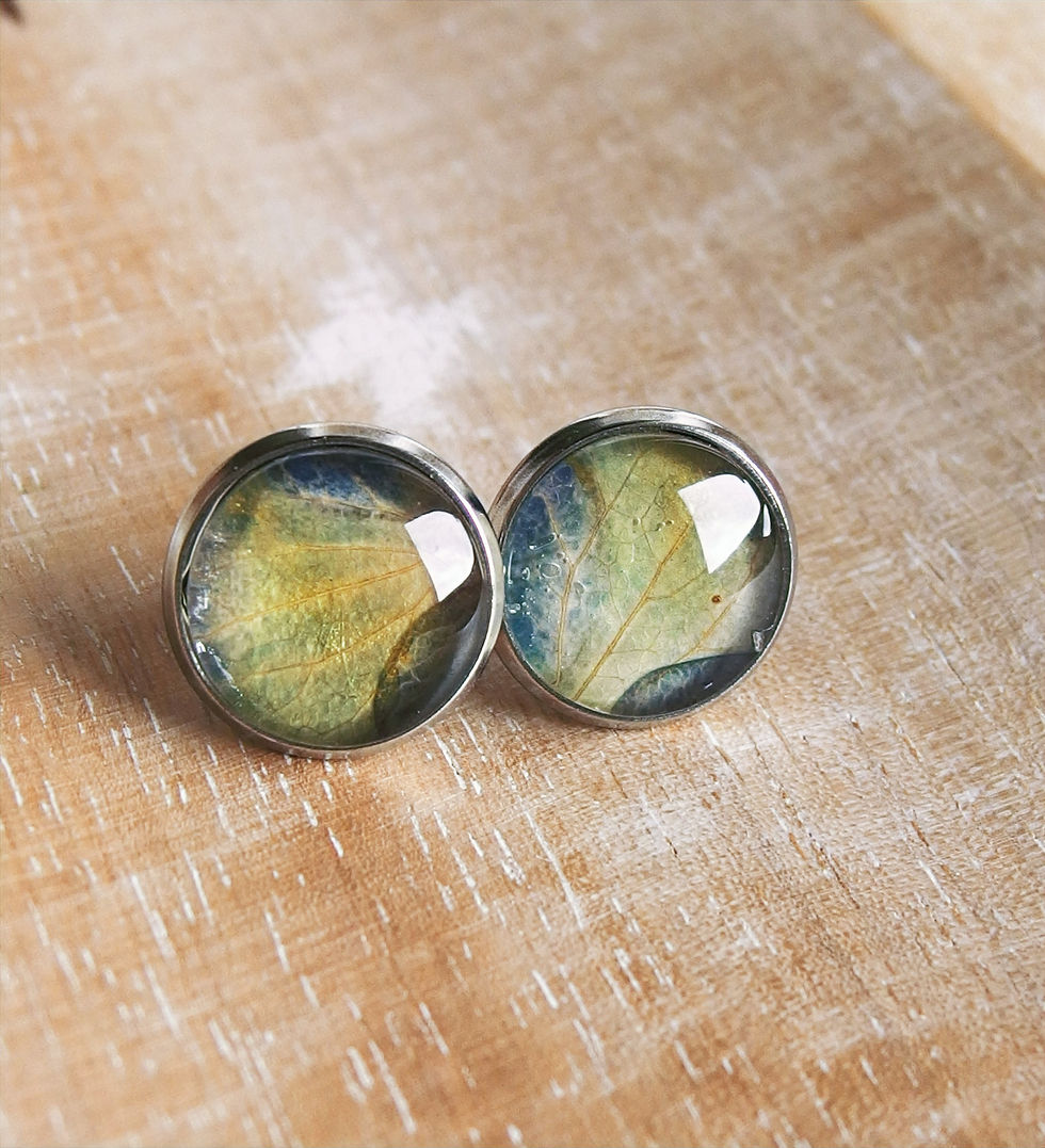 Miniaturbild: Handgemachte Edelstahl Ohrstecker mit echten Hortensieblüten, Farbe Blau, Glasperle 12mm, von Sternchenlieb