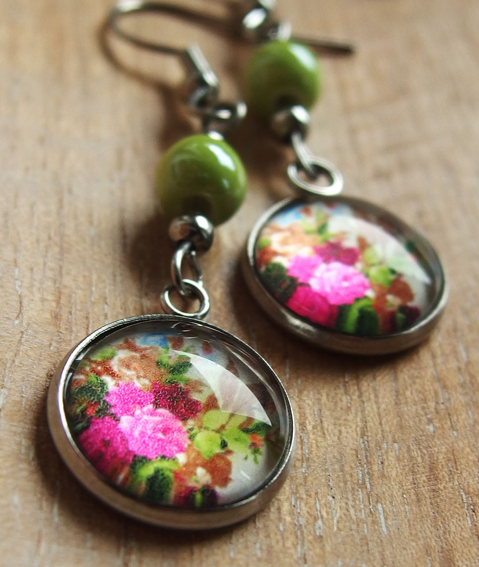 Handgemachte Ohrringe Edelstahl mit Bild von Blumen Rosa/Grün hinter Glas und  Keramikperle, Fassung 13mm, Länge 5cm (Sternchenlieb)