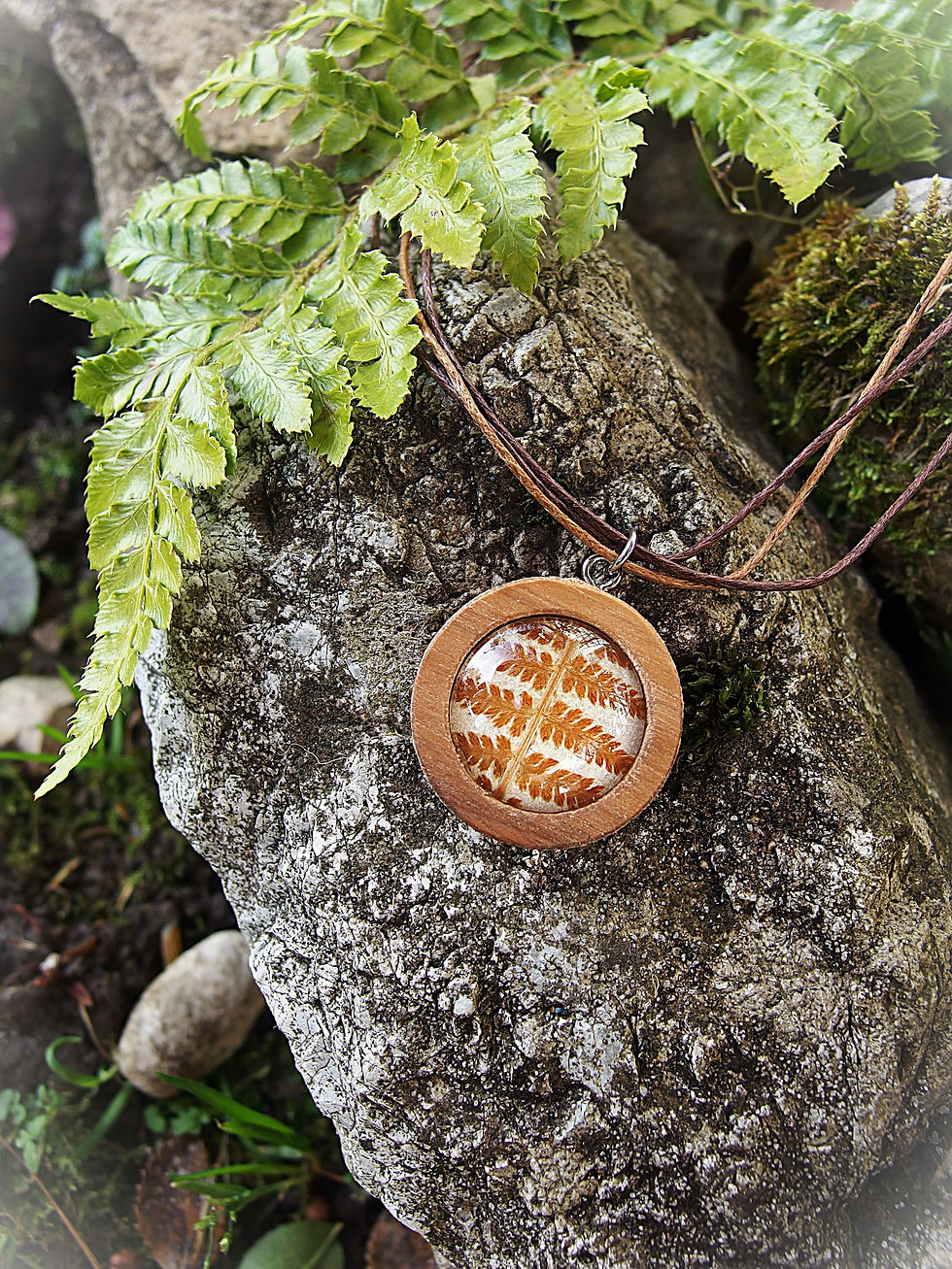 Handgemachte Halskette aus Nussholz mit echtem Farn hinter Glas, Braun, ohne Perlen, Fassung 24mm (Sternchenlieb)