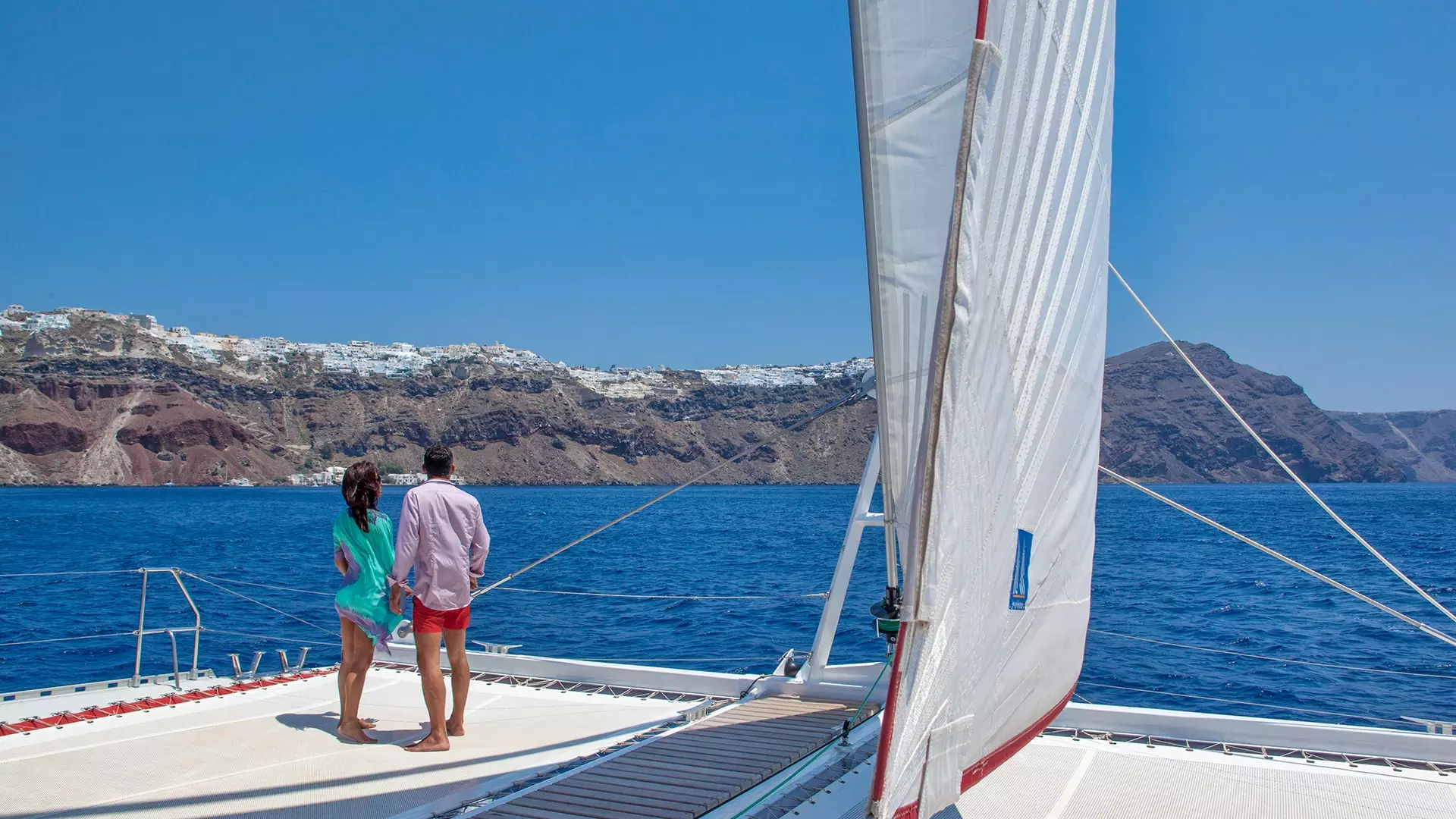 casal no passeio de barco em santorini