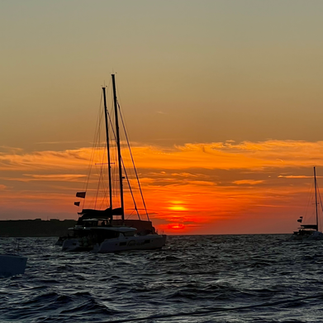 por do sol no mar em santorini.