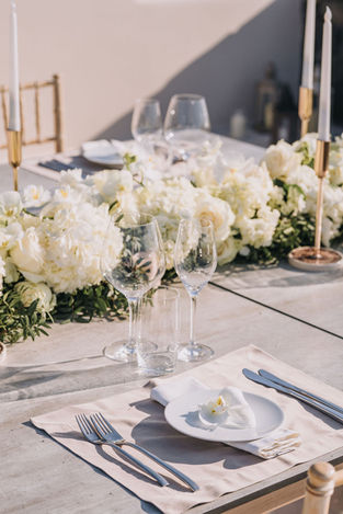 mesa posta de um jantar minimalista em santorini 