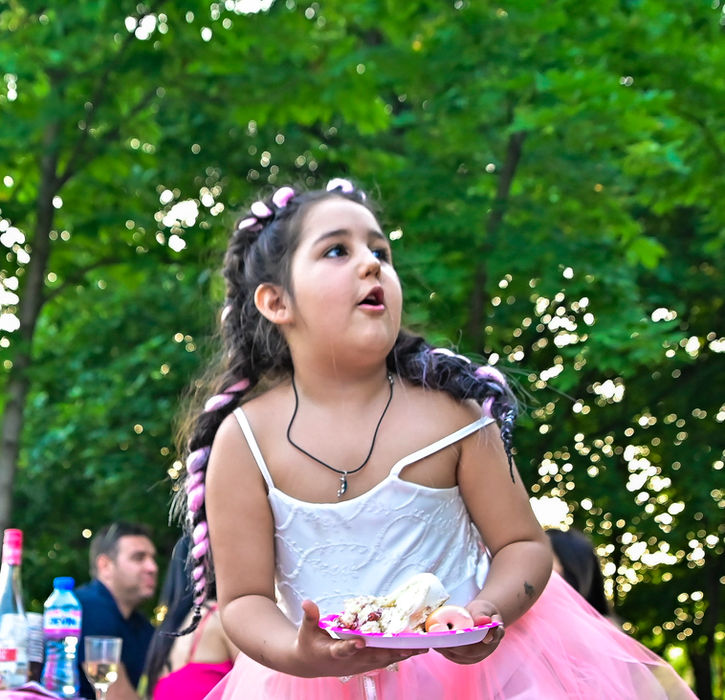 Снимка на дете с торта - фотограф за рождени дни и детски празници