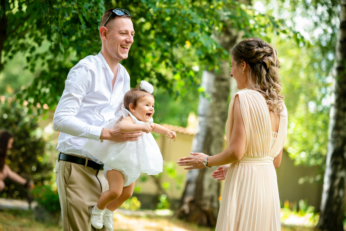 Портретна снимка на дете по време на кръщене