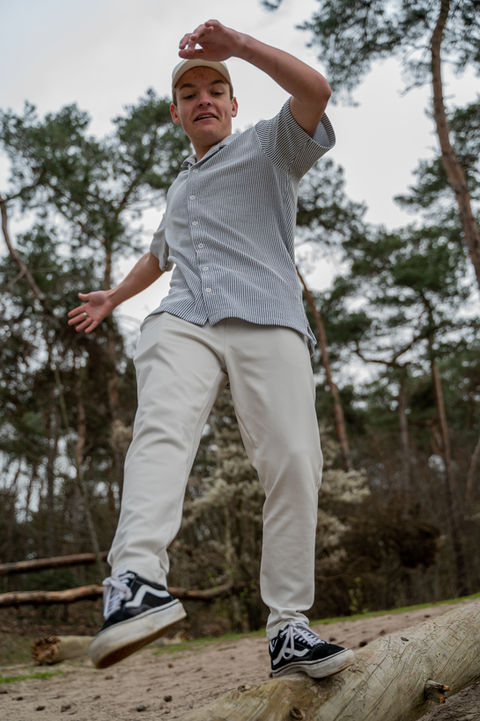 Creatieve en stoere foto in het bos - Familie- en vriendenfotografie