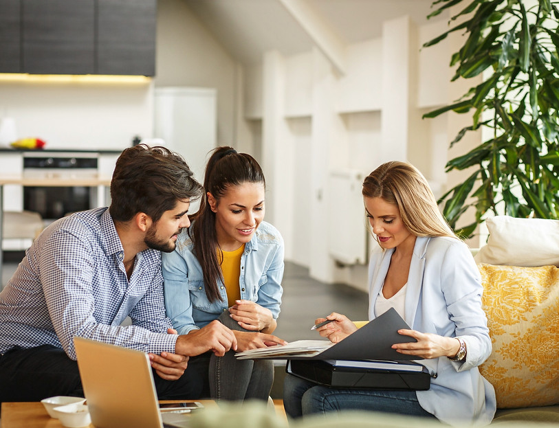 Agent Immobilier en cours de signature